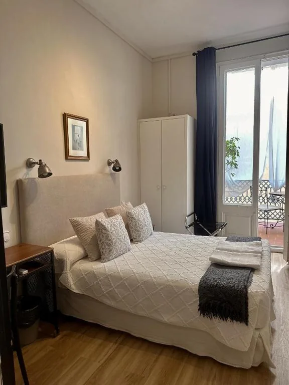 Habitación Doble con terraza — Casa Consell Gran Via, Guest House