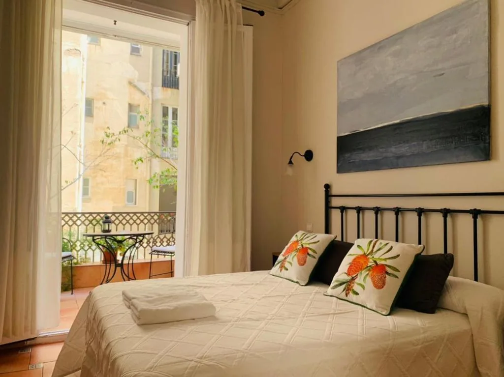 Habitación Doble Deluxe — Casa Consell Gran Via, Guest House