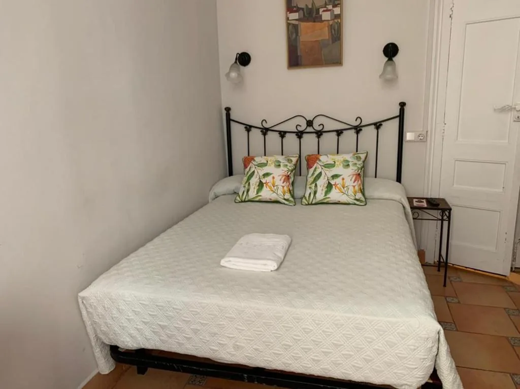 Habitación Individual con terraza — Casa Consell Gran Via, Guest House