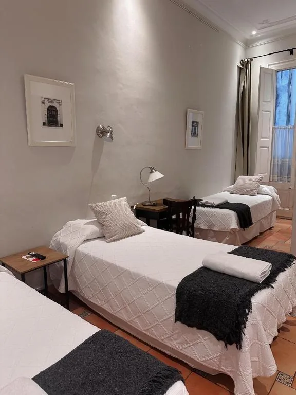 Habitación Triple Interior — Casa Consell Gran Via, Guest House