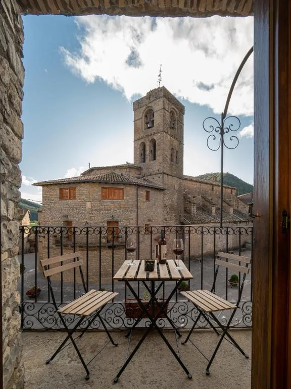 Chambre double avec vue sur la place — CASA CRUZ - auto check-in