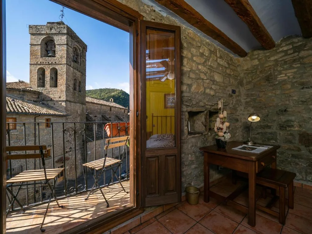 Chambre double avec vue sur la place — CASA CRUZ - auto check-in