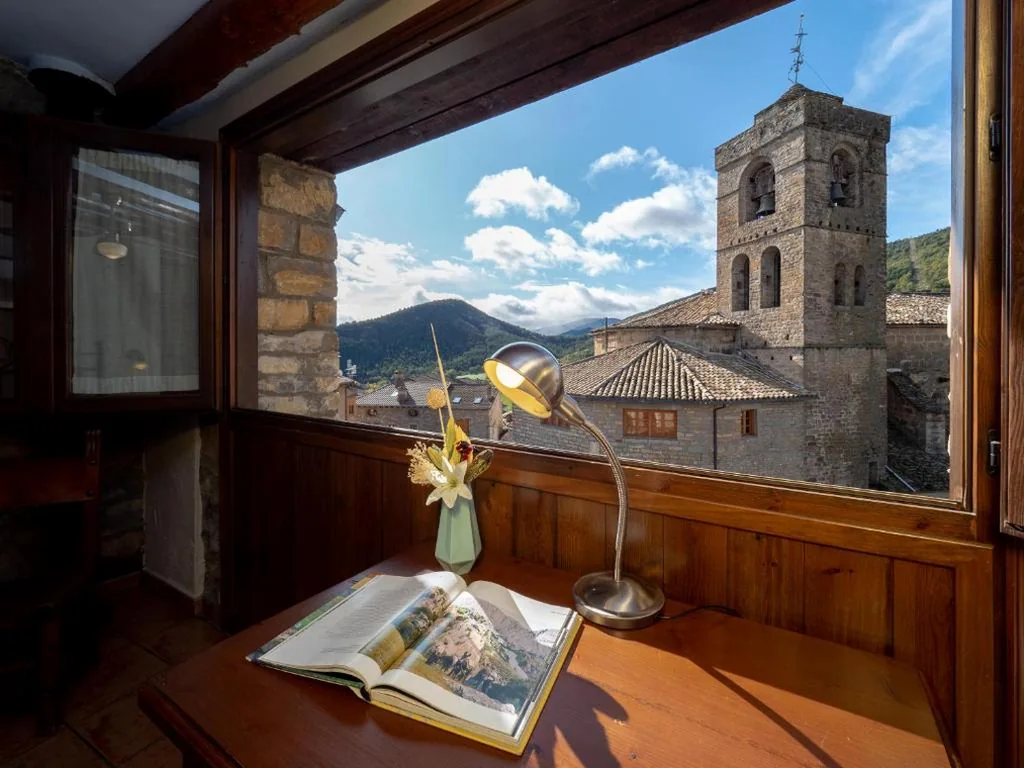Chambre double avec vue sur la place — CASA CRUZ - auto check-in