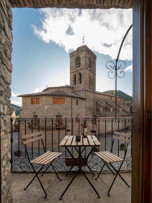 Chambre double avec vue sur la place — CASA CRUZ - auto check-in