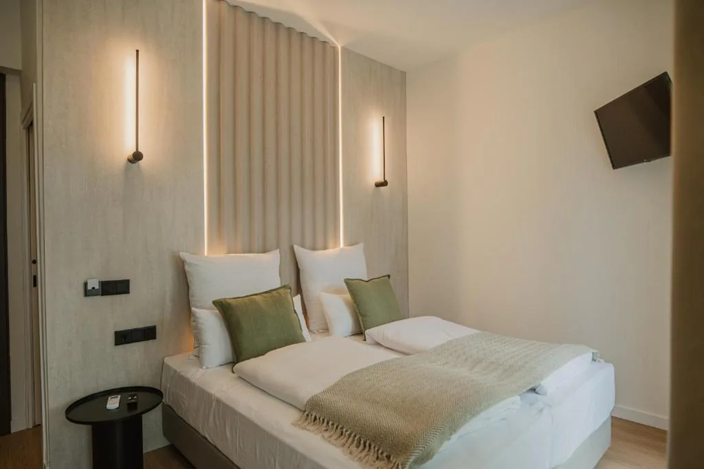 Doppelzimmer mit Poolblick — Casa Cuatro Boutique Hotel - Adults Recommended
