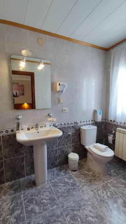 Dreibettzimmer mit Badewanne — Casa David