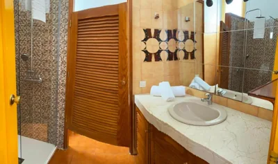 Casa de 5 dormitorios y 2 terrazas — 照片 3
