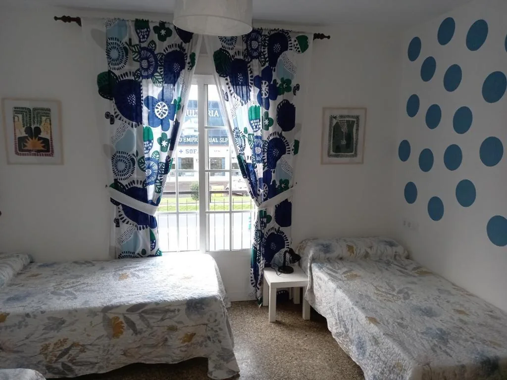 Habitación Triple con baño compartido — Casa de Amigos