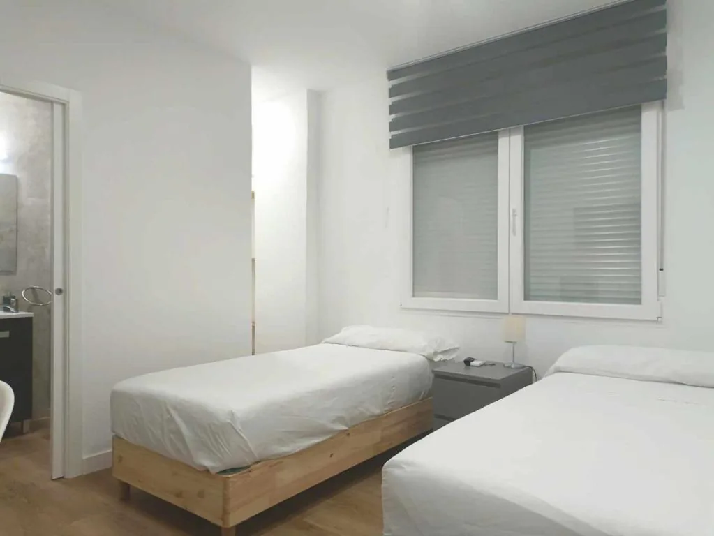 Camera doppia con bagno privato esterno — Casa de Huéspedes 12 Octubre Rooms