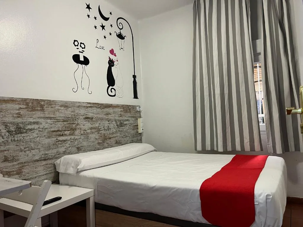 Quarto com casa de banho partilhada - cama de casal — Casa de Huéspedes Almansa
