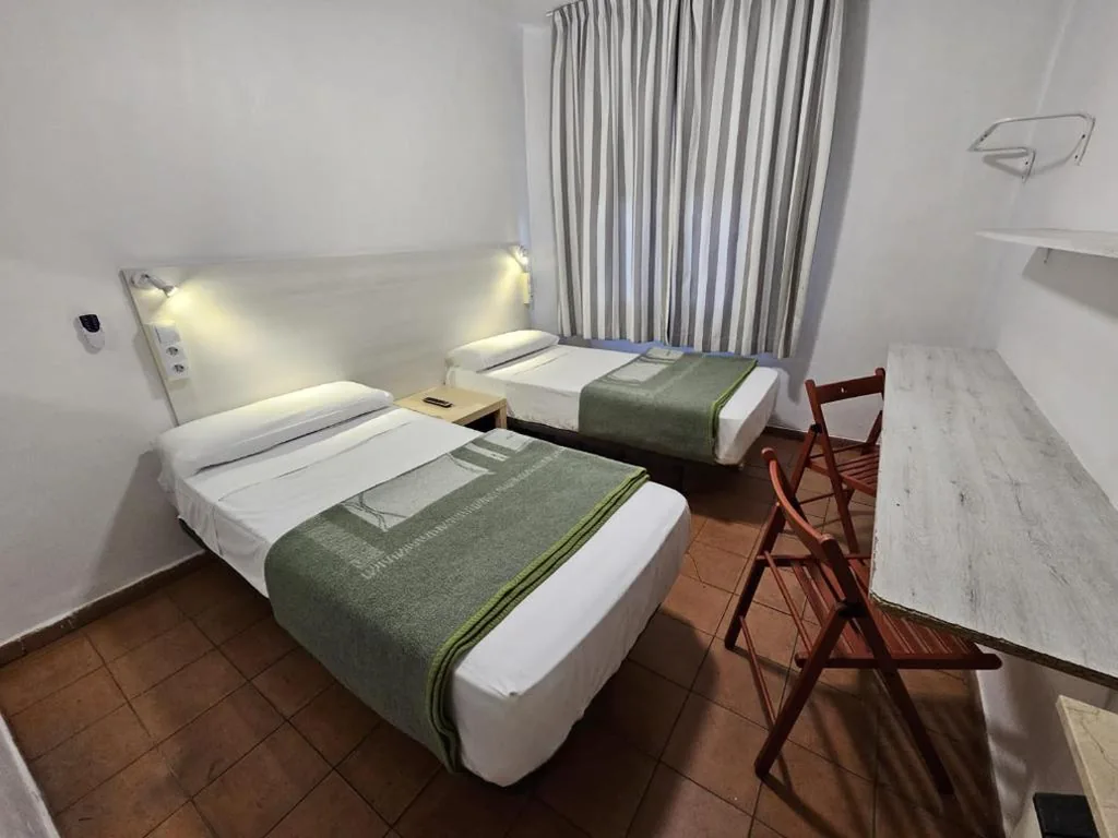 Quarto Duplo Standard com casa de banho partilhada — Casa de Huéspedes Almansa