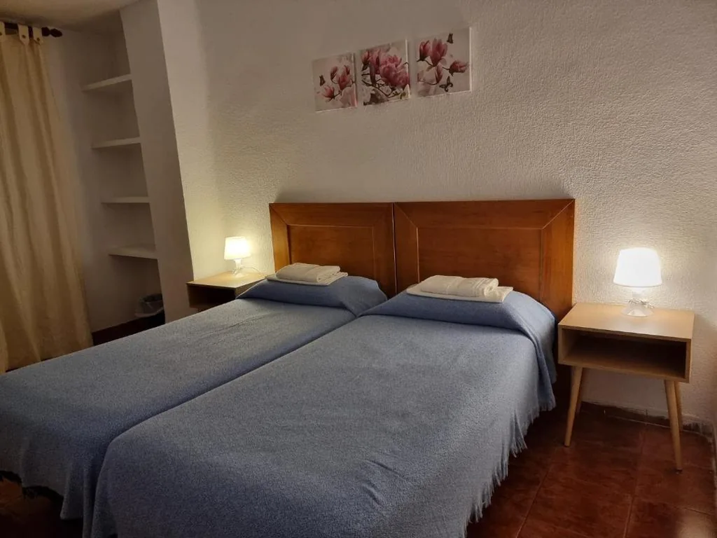 Double Room with Shared Bathroom - 2 Beds — Casa de Huéspedes Cuenca