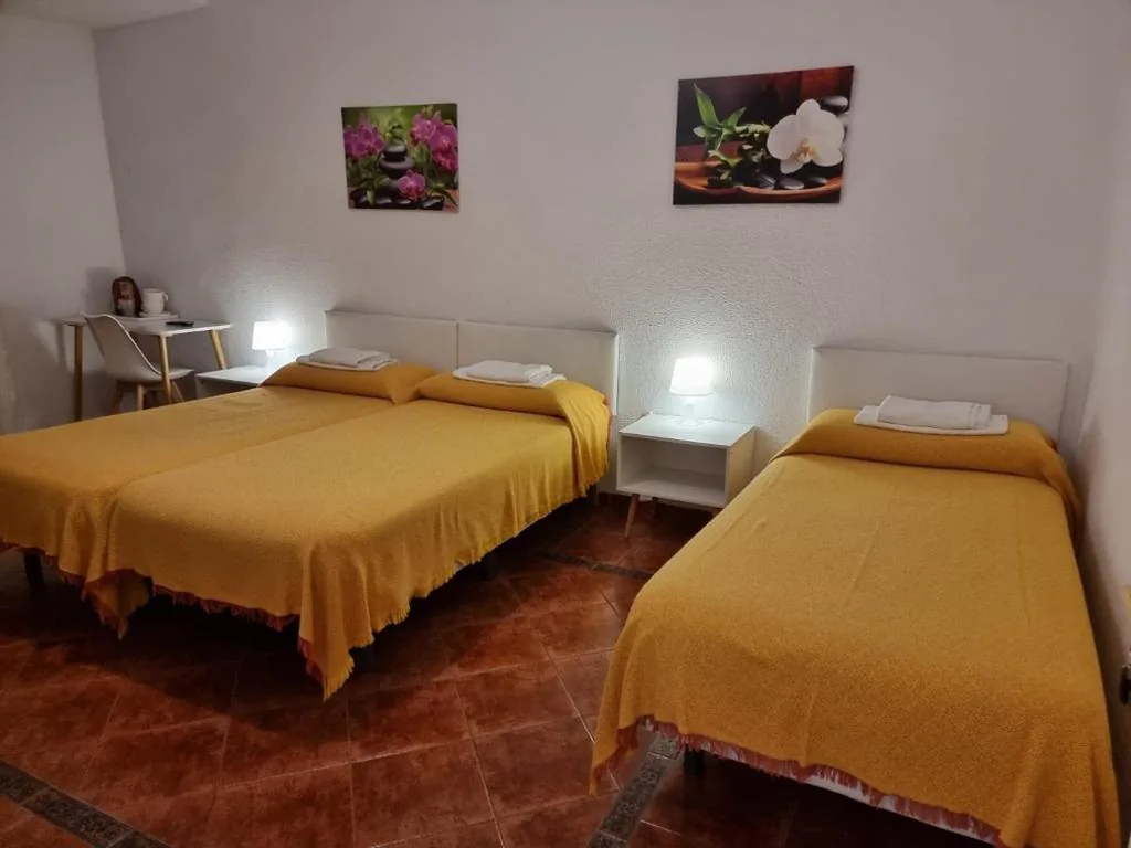 Basic Triple Room with Shared Bathroom — Casa de Huéspedes Cuenca