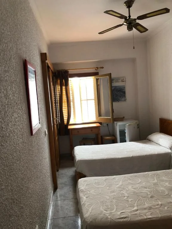 Quarto Duplo com casa de banho - 2 camas — Casa de Huespedes el Almendro