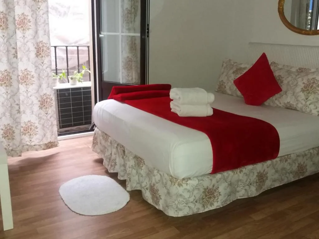 Habitación Doble con baño privado — Casa de Huéspedes Prada