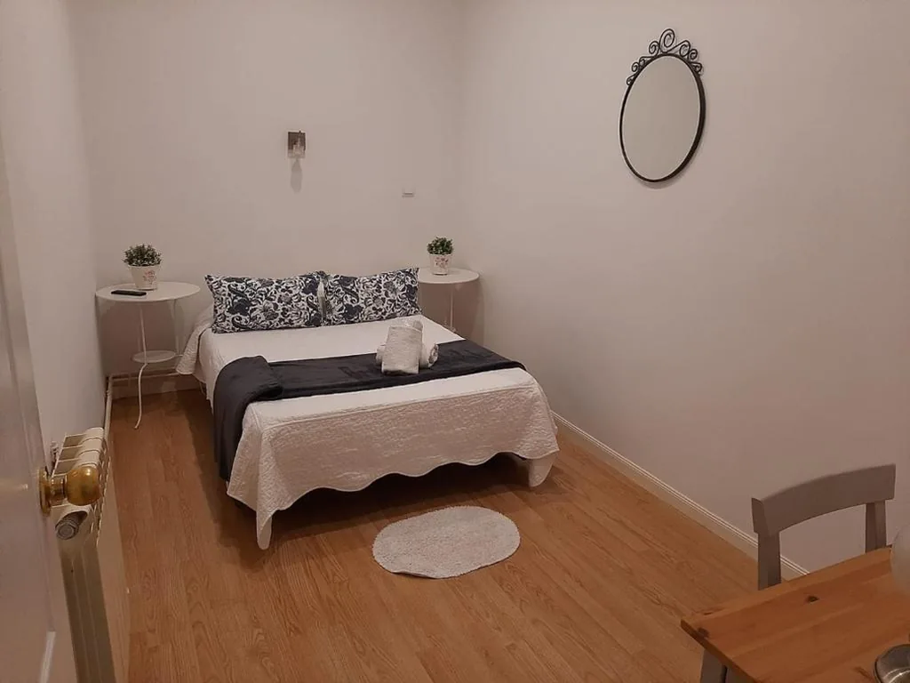 Habitación Individual con baño compartido — Casa de Huéspedes Prada