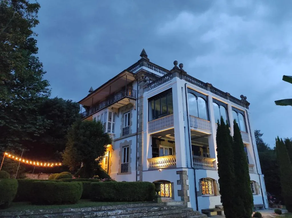 Villa — CASA DE INDIANoS, UNA EXPERIENCIA UNICA EN EL CENTRO DE CANTABRIA