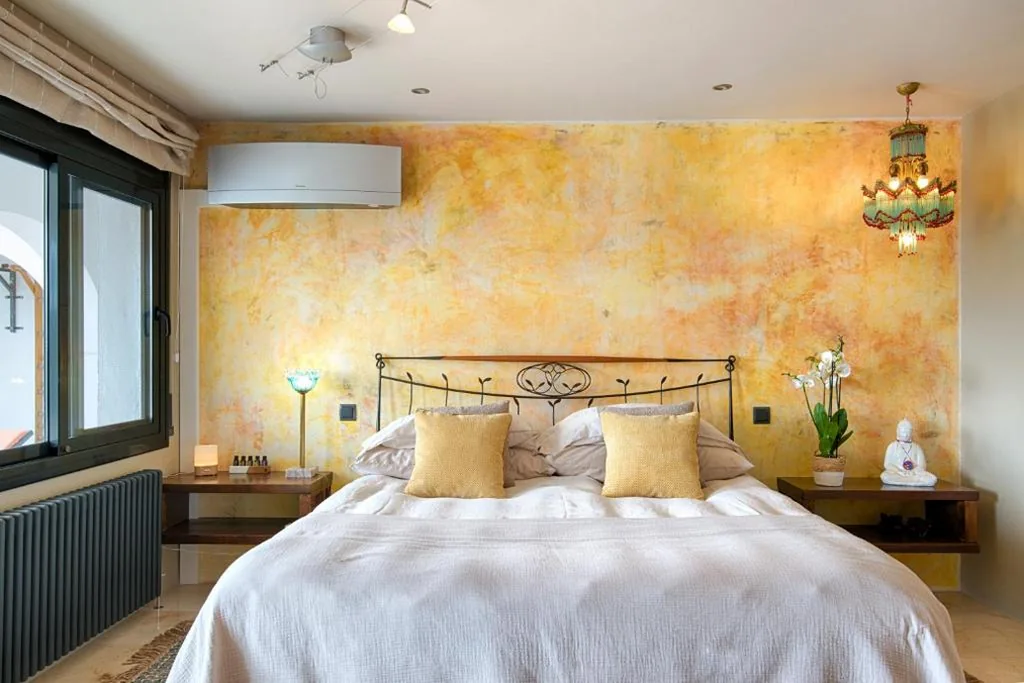 Habitación con cama extragrande y ducha a ras de suelo - Adaptada para personas con movilidad reducida — Casa de l’Albada