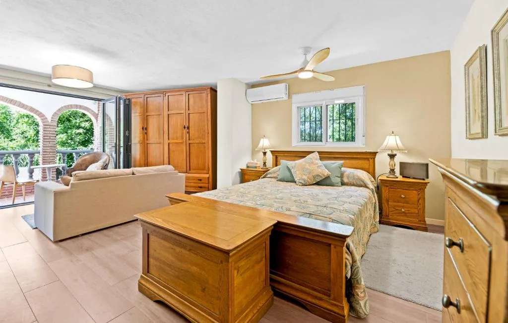 Habitación Superior con cama extragrande — Casa de las Risas B&B