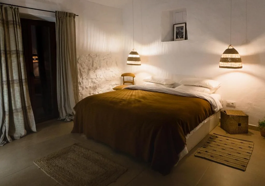 Deluxe Double Room with Balcony - 1 or 2 Beds — Casa De Los Cuadros