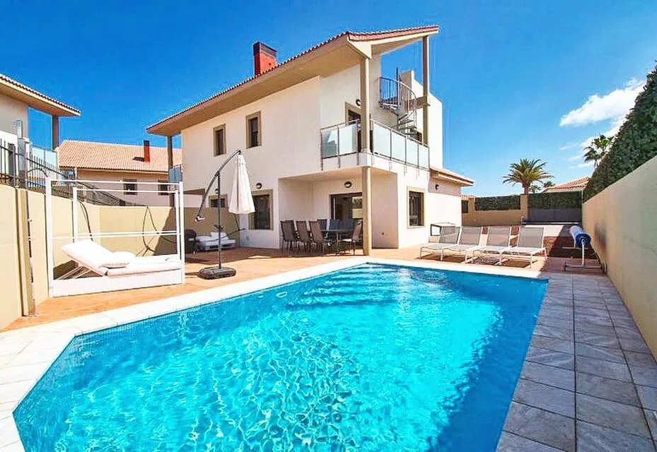 Four-Bedroom House — Casa de Marina