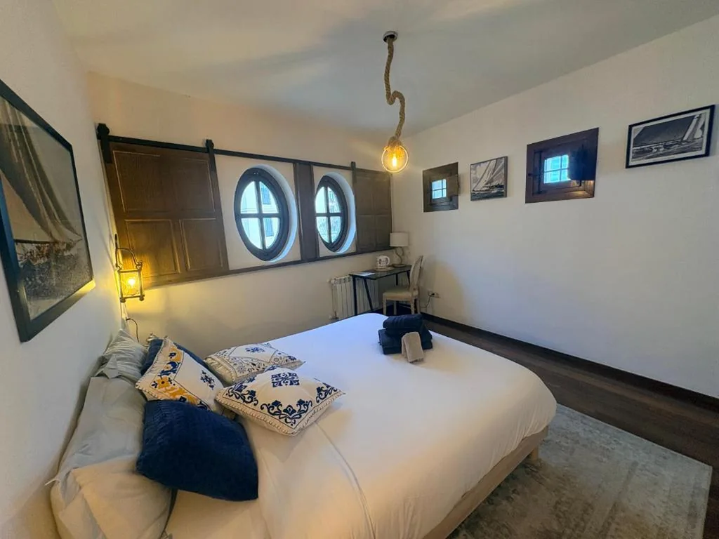 Habitación Doble con vistas a la montaña — Casa del Armiño - Historic Boutique Hotel in Toledo Old Town
