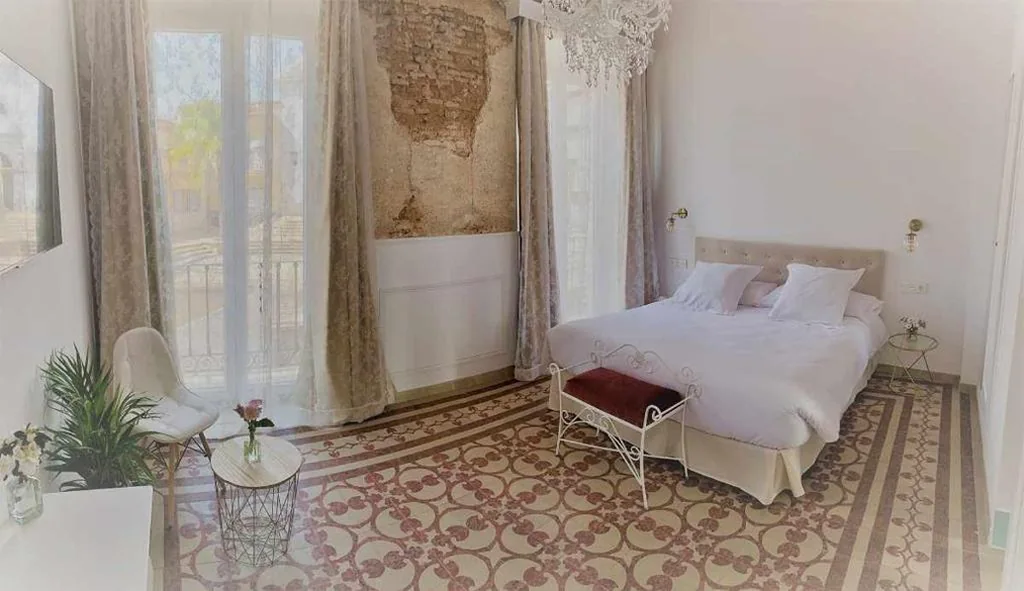 Deluxe Double Room with Balcony — Casa del Azucar