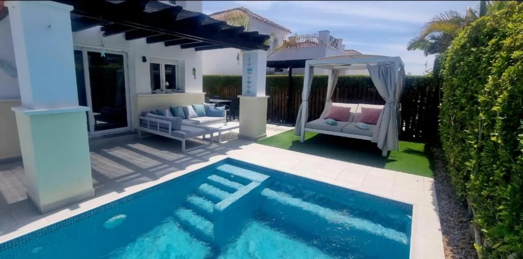 Villa con piscina privada — Casa Dena
