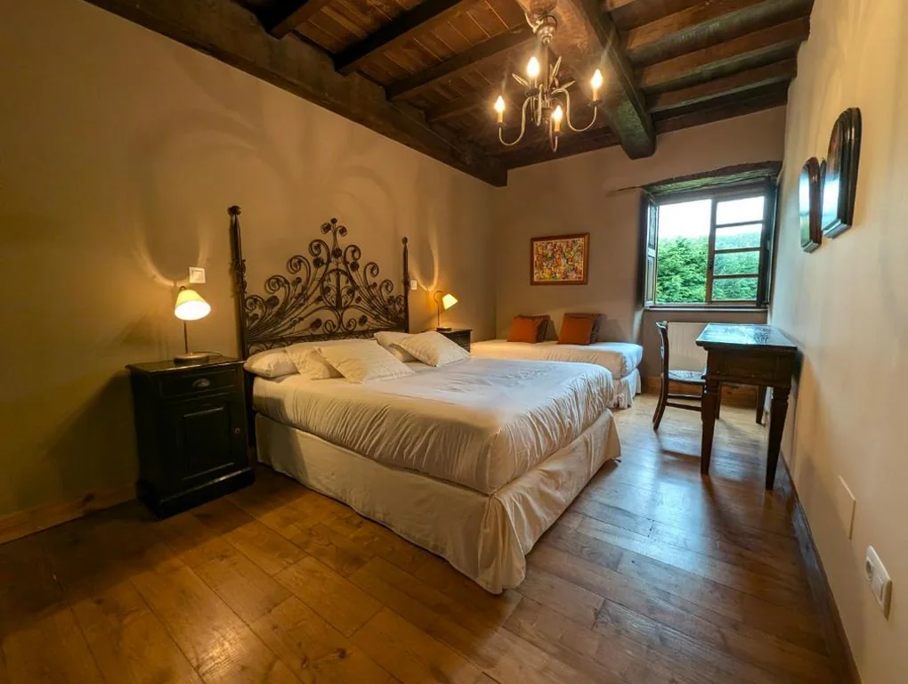 Camera tripla con vista sulle montagne — Casa Doñano