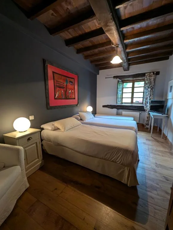 Camera tripla con vista sulle montagne — Casa Doñano