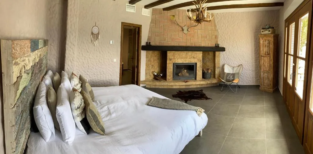 Suite con cama extragrande y vistas a la piscina — Casa Eden - Mountain View, Infinity Pool Boutique resort - Adults only