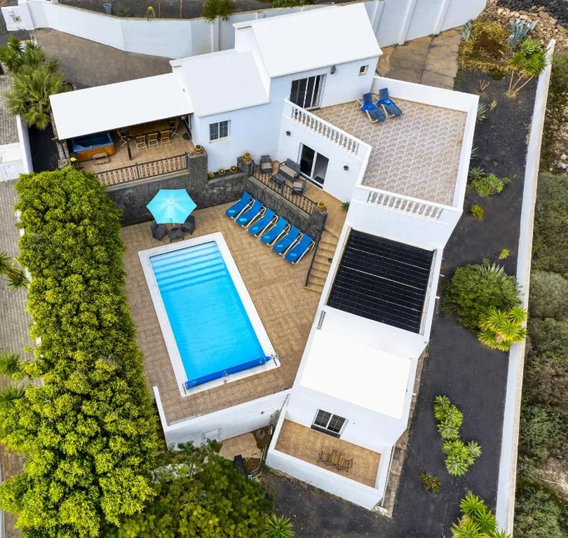 Maison de 4 chambres — Casa El Paraiso - Pool, Jacuzzi, Air-con and BBQ By Lanzarote Vacation Homes