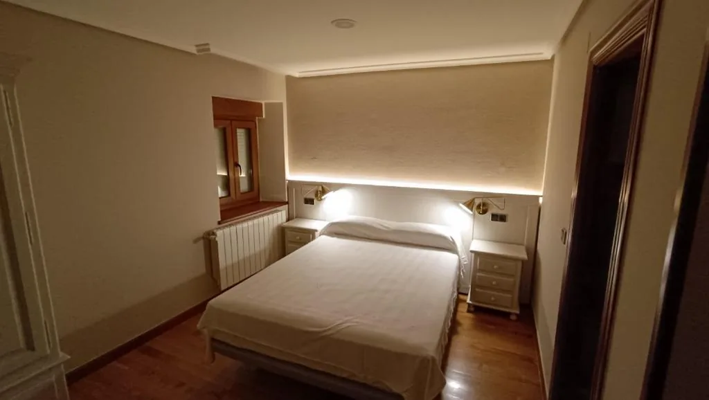 Zimmer mit großem Bett — Casa Elisa Monegro.