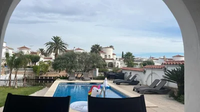 'Casa Empuria' Luxury pool house by the canal with jetty — foto 9