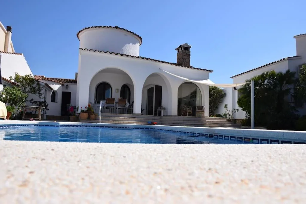 Villa de 3 dormitorios — 'Casa Empuria' Luxury pool house by the canal with jetty