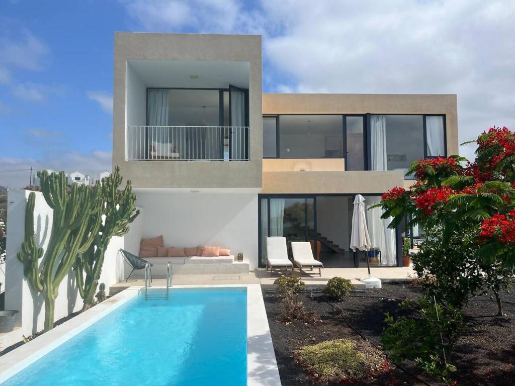 Casa en el mar con infinity pool