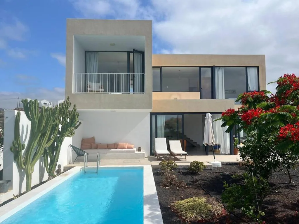 Moradia em frente à praia — Casa en el mar con infinity pool