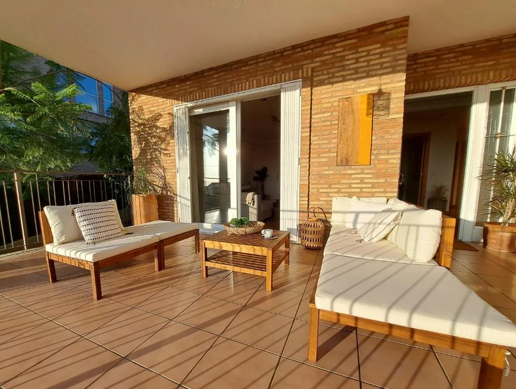 Five-Bedroom House — Casa en Valencia, piscina, cerca de golf, playas, moto Gp