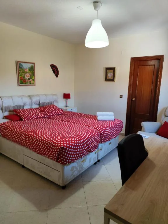 Habitación Doble con baño privado - 2 camas — Casa Flamenca en El Ventorrillo - Piscina, Tumbonas, Terraza y Aparcamiento