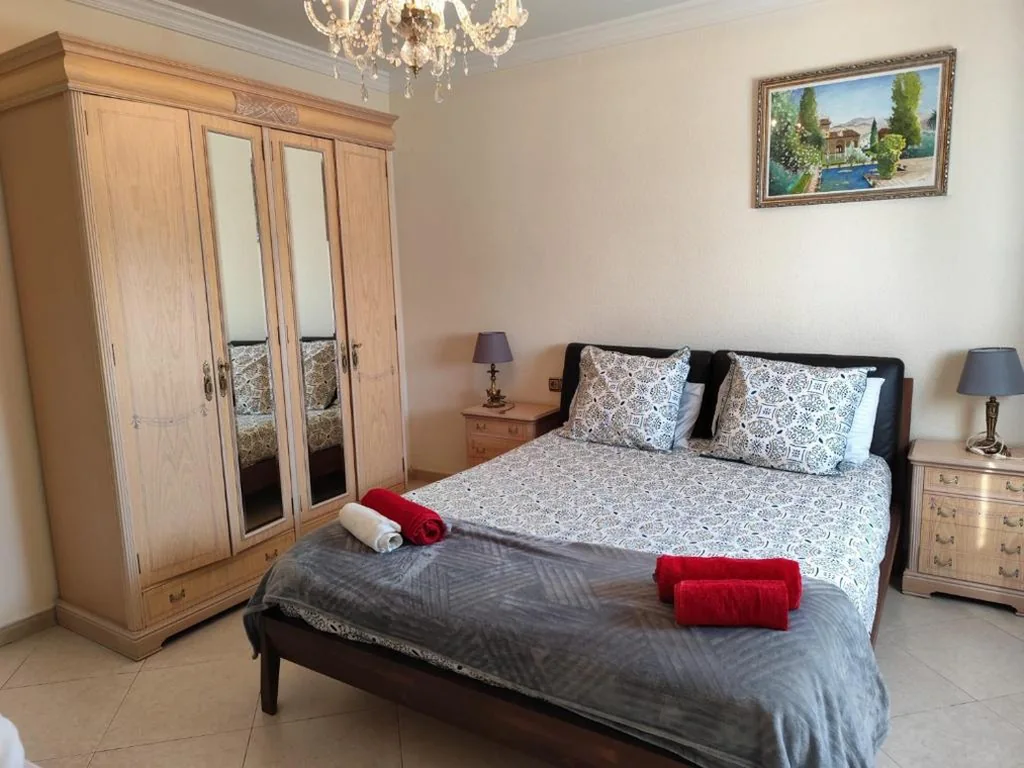 Habitación Doble con baño privado — Casa Flamenca en El Ventorrillo - Piscina, Tumbonas, Terraza y Aparcamiento