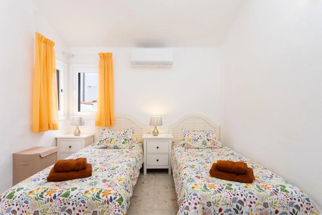 Casa Glenys con piscina privada y vistas al Golf y mar