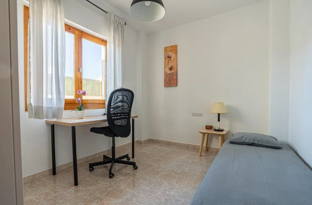 Habitación Individual con baño compartido — Casa Granada budget Haus bei Granada