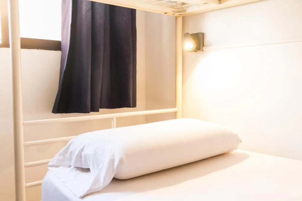 Cama em dormitório misto com 8 camas — Casa Grande Surf Hostel