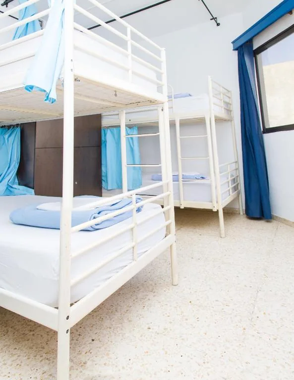 Cama em dormitório misto com 8 camas — Casa Grande Surf Hostel