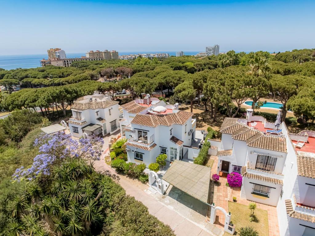 Casa Grapa in Sitio de Calahonda with heated pool