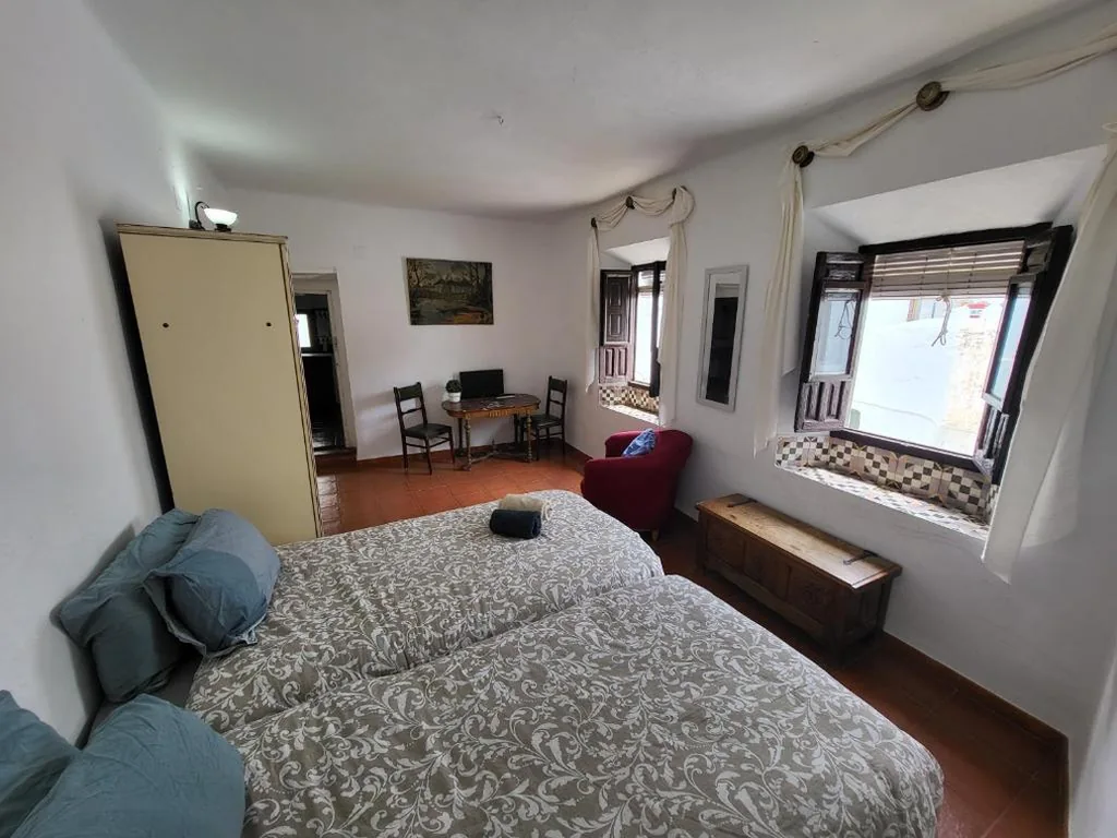 Habitación Doble con baño privado externo - 2 camas — Casa Hadriano