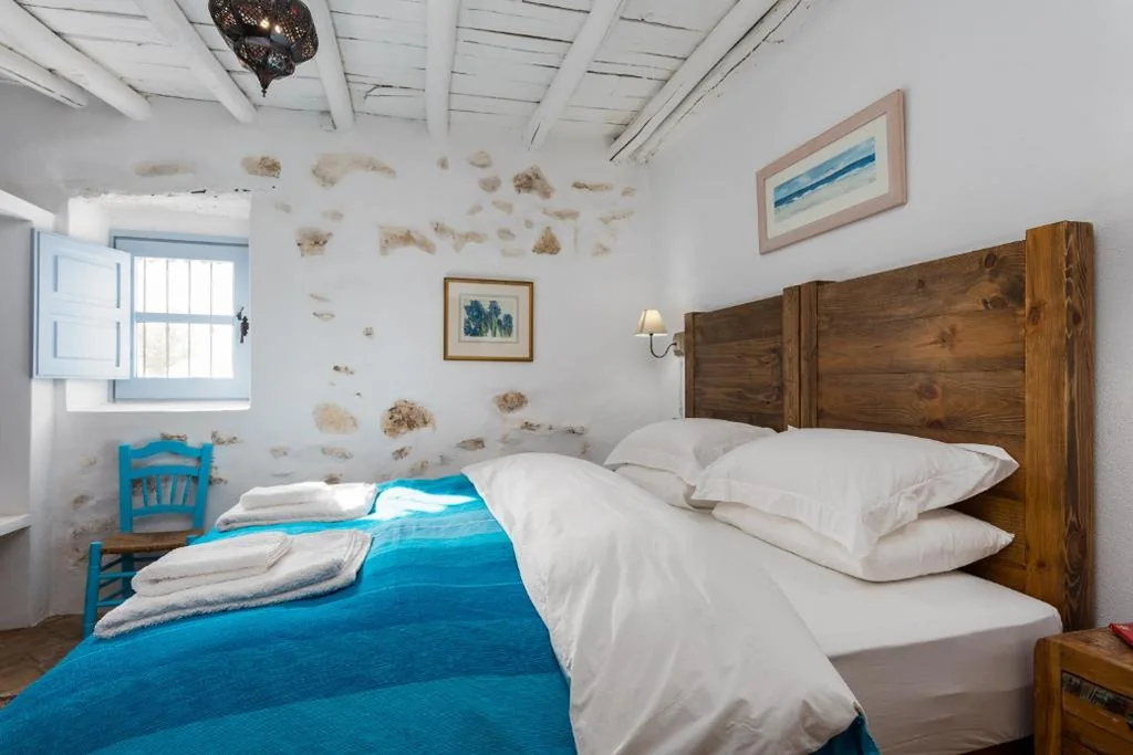 Habitación con cama extragrande y ducha a ras de suelo - Adaptada para personas con movilidad reducida — Casa Higueras