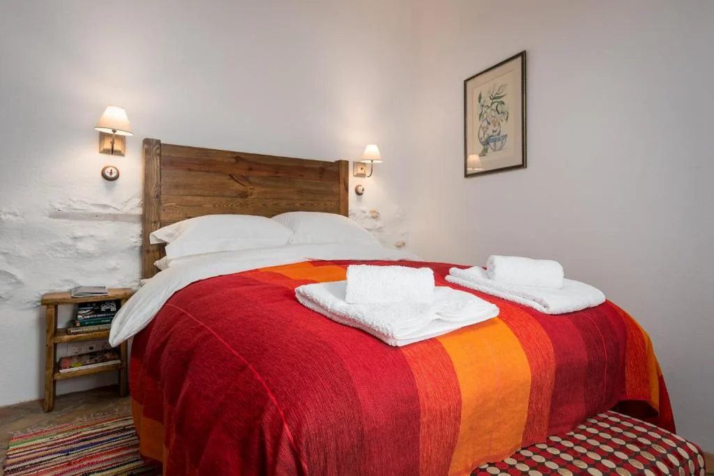 Habitación con cama grande — Casa Higueras
