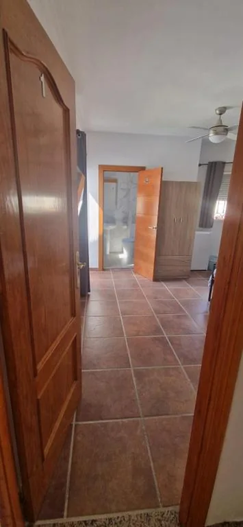 Kamer met extra groot bed en balkon — Casa Hilton
