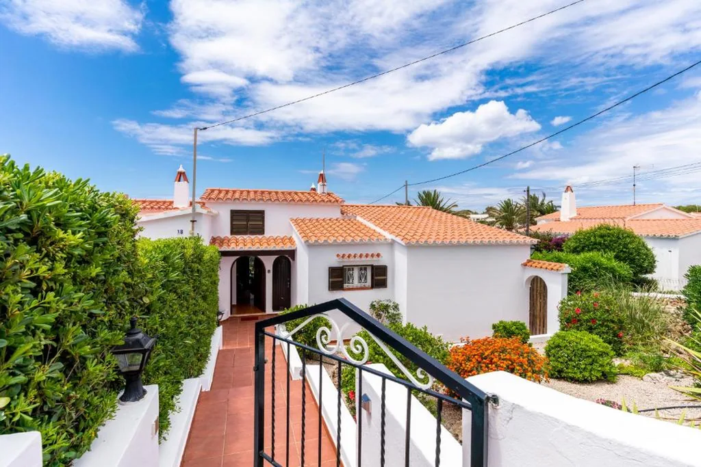 Casa Honiol, private and spacious villa with sea views